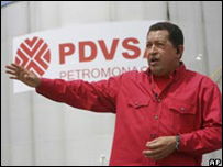 Presidente venezuelano, Hugo Chávez, em frente ao logo da estatal PDVSA