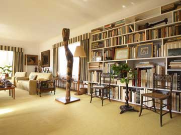 The large sitting room in 2007, photo by Steve Gorton, most of the objects shown are on loan from the Henry Moore Family Collection © The Henry Moore Foundation. This image must not be reproduced or altered without prior consent from the Henry Moore Foundation.