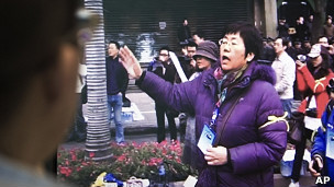 王荔蕻兒子齊健翔觀看母親(紫色外套者)在福州請願的視頻(25/7/2011)