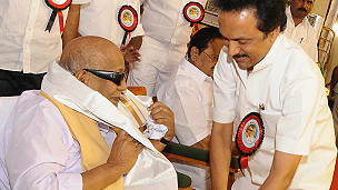 Karunanidhi with supporters