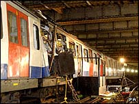 Trem do metrô de Londres destruído por explosão em julho de 2005