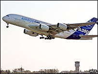 O Airbus A380 após a decolagem