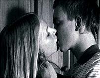 Jovens se beijando