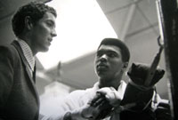 Hywel Gwynfryn a Cassius Clay