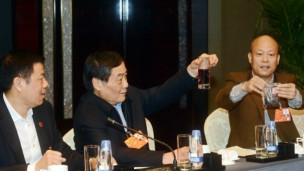 朱张金在人大会议现场演示健康黑皮花生的毒化程度