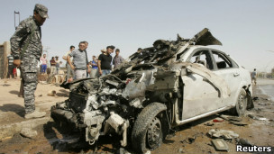 حطام سيارة مفخخة
