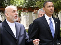 O presidente afegão, Hamid Karzai e o senador Barack Obama