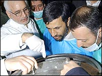 محمود احمدی نژاد در حال بازدید از تاسیسات اتمی ایران