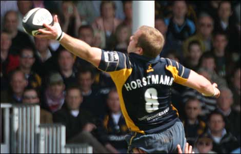 Horstmann reaching for the ball