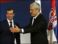 Presidente sérvio Boris Tadic (dir.) e Dmitry Medvedev
