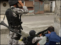 Agente da Força Nacional de Segurança no Complexo do Alemão, no Rio de Janeiro