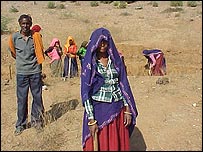 रोज़गार गारंटी योजना के तहत काम कर रहे मज़दूर