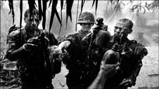 Milwyr Fietnam gan Phillip Jones Griffiths (hawlfraint: Philip Jones Griffiths - Magnum)