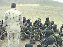 Instrutor americano dá instruções a integrantes das forças especiais do Iêmen
