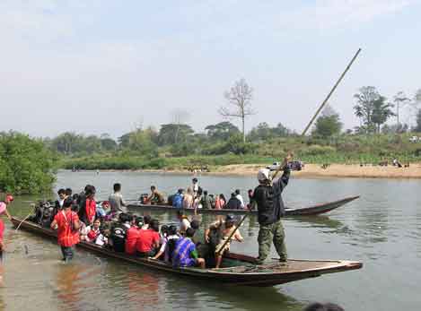 Karen people crossing border