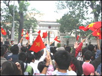 Người dân tham gia biểu tình, bất chấp những ý kiến cảnh cáo răn đe