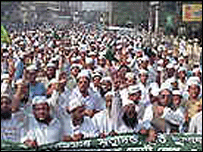 بنگلہ دیش میں لاکھوں افراد کا بنگلہ زبان کے شہدا کو خراج
