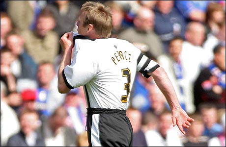 Stuart Pearce kisses the badge