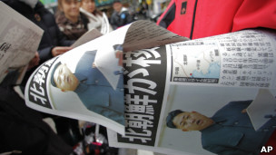日本東京街頭報紙派發朝鮮核試驗號外(12/2/2013)
