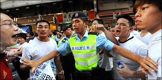 香港七一游行上警察分隔敌对示威者(1/7/2010)