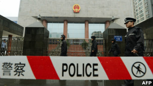 警员在重庆中级法院外站岗(24/9/2012)