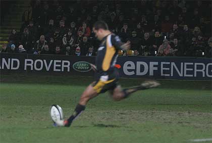 Shane Drahm kicks the Warriors only points