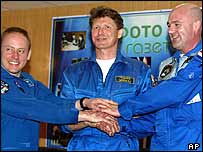 Michael Fincke (esq), Gennady Padalka e Andre Kuipers