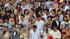 馬來西亞吉隆坡一場集體婚禮上新人合照（12/12/2012）
