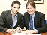 Greg Halford signs with John Madejski
