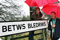 Nia Roberts a Trevor Fishlock, cyflwynwyr cyfres deledu What's in a name?
