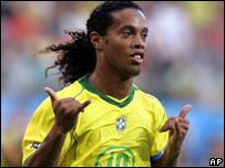 Ronaldinho Gaúcho comemora gol contra o Japão
