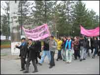 Protesto gösterileri yapan Kırgız öğrenciler (arşiv)