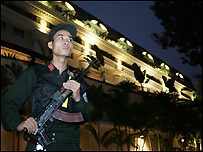 An ninh trước Hilton Hotel