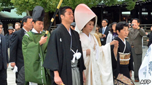 日本明治神社內一對新人正舉行神道教婚禮(11/11/2012)