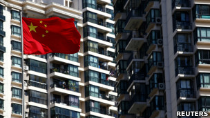 上海某房地产项目前一面中国国旗在飘扬(资料图片)
