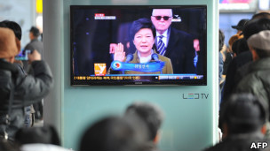 韩国首尔街头民众收看朴槿惠宣誓就任总统(25/2/2013)