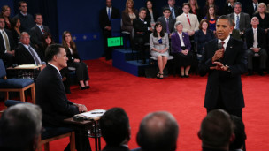 Tổng thống Obama phát biểu khi Romney lắng nghe