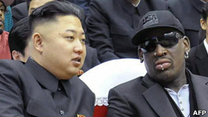 羅德曼（右）與金正恩在平壤觀看球賽（28/2/2013）