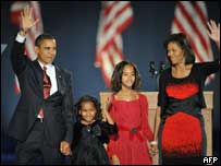 Barack Obama e sua família antes do discurso da vitória, em Chicago
