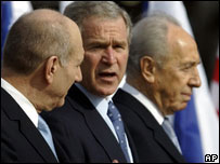 Presidente de Israel, Shimon Peres, Goerge W.Bush e premiê de Israel, Ehud Olmert, em Tel Aviv, 09/01/08.