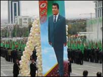 Президент Ниёзов ўзининг ғалати қилиқлари билан ном қозонган.