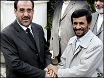 احمدی نژاد دست نوری مالکی را می فشارد