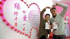 江蘇蘇州一對新人展示其結婚證（新華社圖片12/12/2012）