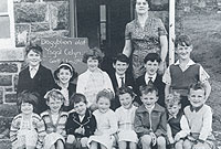 Y llun olaf o blant yr ysgol efo'i gilydd (Rhodri Jones ydy'r trydydd o'r chwith yn y rhes flaen. Llun: Gwyn Evans, y Bala).