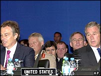 George Bush ve Tony Blair NATO Zirvesi'nde