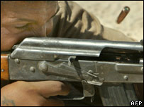 Oficial iraquiano com AK-47 (foto de arquivo)