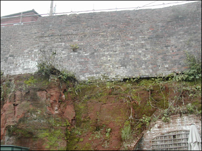 Wall in danger of collapse in Kidderminster
