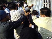 Policiais agem em protesto de advogados em Karachi