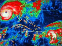 Furacão Ivan (topo) e a tempestade Jeanne