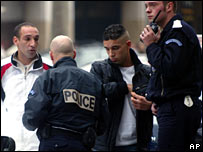 Policiais revistam jovens em Paris